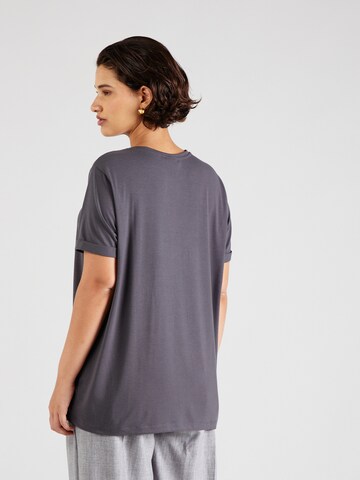 ONLY Carmakoma - Camiseta 'CARMOSTER' en gris