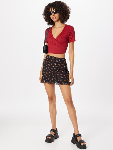 PIECES - Camiseta 'KARISMA' en rojo