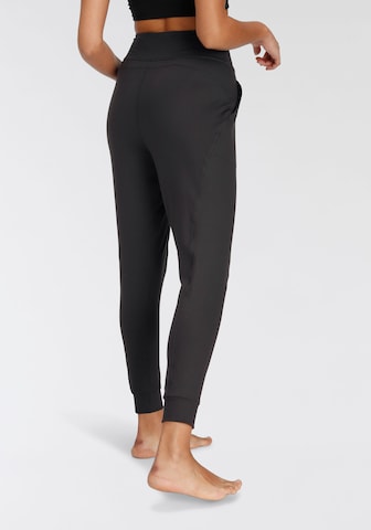 Effilé Pantalon de sport PUMA en noir