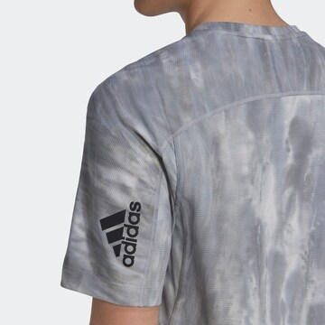 ADIDAS SPORTSWEAR - Camisa funcionais 'Overspray Graphic' em cinzento
