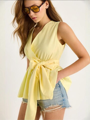 Camicia da donna di Bianco Lucci in giallo