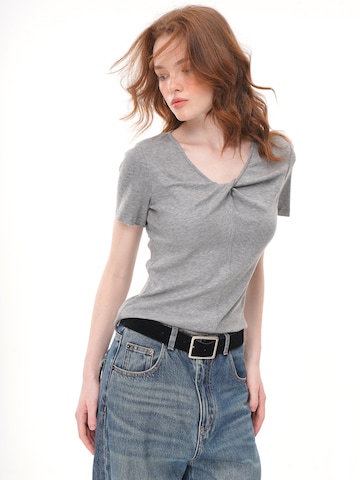 Maglietta 'YOLIGEX Kurzarmshirt Grau-Melange Knotendetail am V-Ausschnitt' di yoligex in grigio