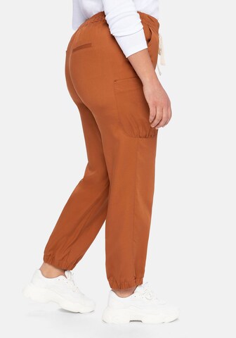 SHEEGO - Tapered Pantalón cargo en marrón