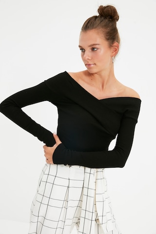 Tricou de la Trendyol pe negru: față