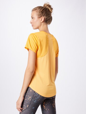 T-shirt fonctionnel 'Speed Stride 2.0' UNDER ARMOUR en jaune