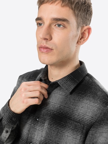 Coupe regular Chemise 'Buffalo' River Island en noir