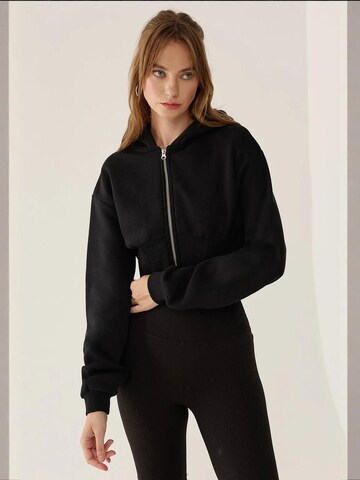 Hiccup Sweatjacke in Schwarz: Vorderseite