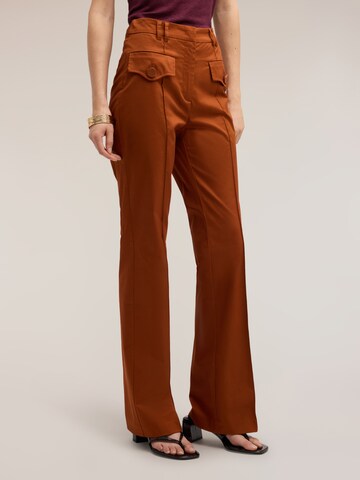 MOTIVI - Acampanado Pantalón en naranja: frente