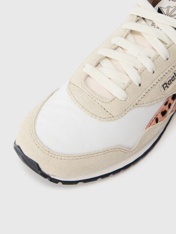Sneaker low 'CLASSIC' de la Reebok pe bej