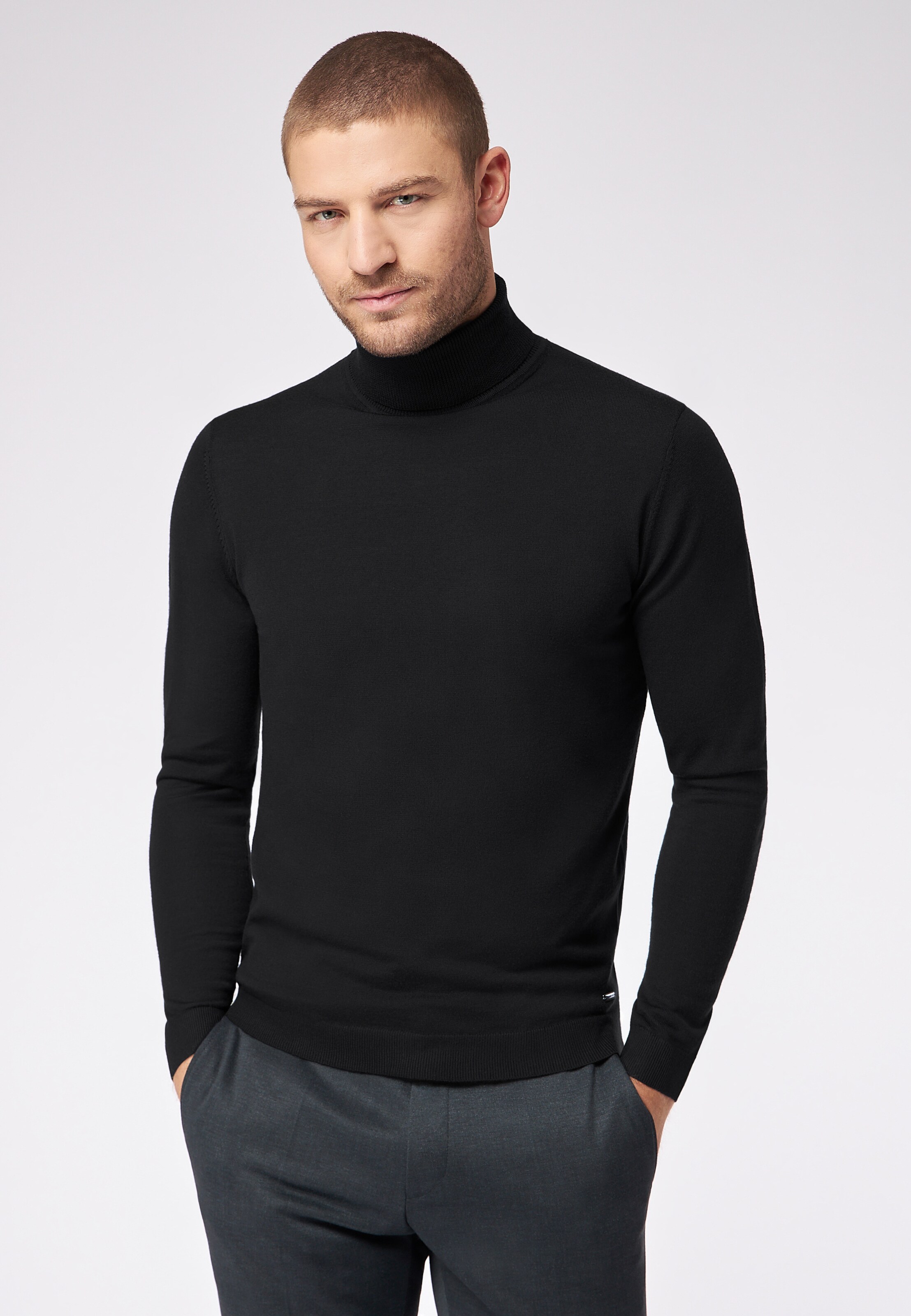 ROY ROBSON Sweater in Black: front