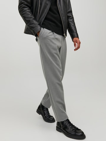 regular Pantaloni con pieghe 'Bill' di JACK & JONES in grigio: frontale