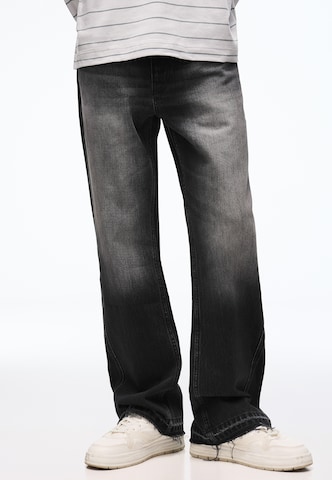 Flared Jeans di Bershka in nero: frontale