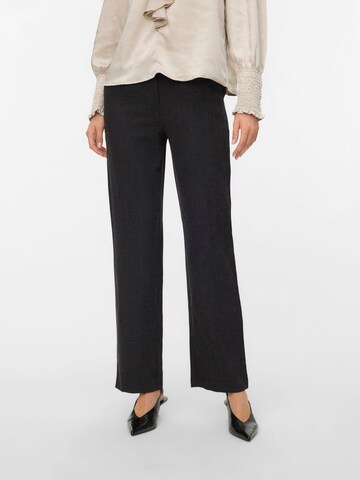 VERO MODA Regular Bandplooibroek 'ZAMIRA' in Grijs: voorkant