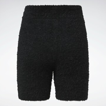 Reebok Skinny Shorts in Schwarz