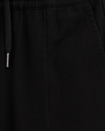 WE Fashion Ohlapna forma Hlače | črna barva