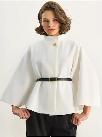 Bianco Lucci Between-Seasons Coat in White: front