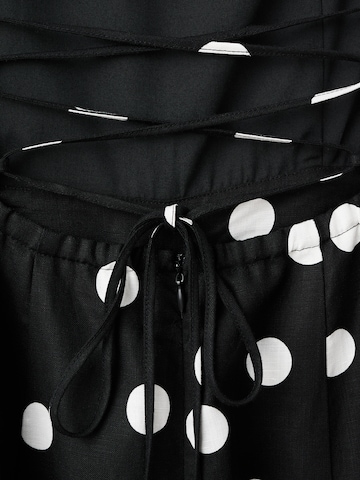 MANGO Mekko 'Doty' värissä musta