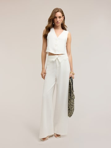 MOTIVI - Chaleco para traje en blanco