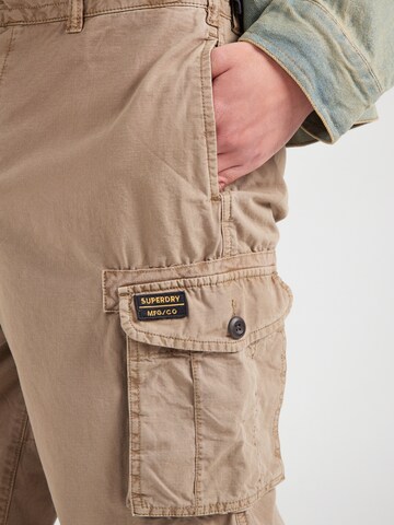 Effilé Pantalon cargo Superdry en marron