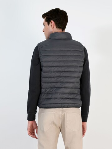 Slimfit Gilet di Scalpers in grigio