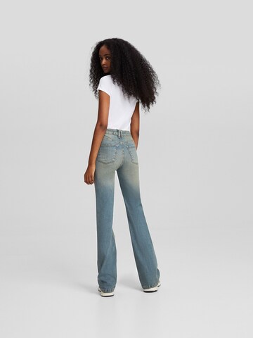 Bershka Flared Cargojeans in Blauw