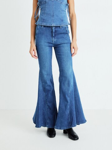 Free People Flared Jeans in Blauw: voorkant
