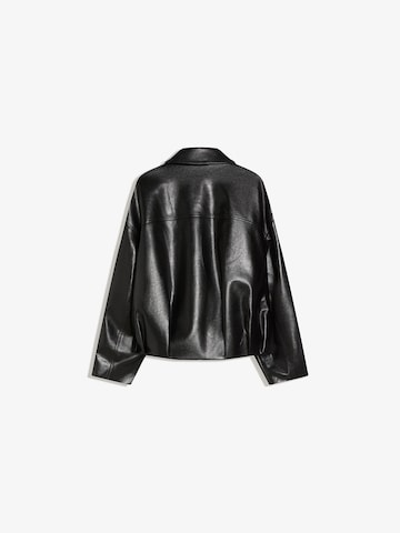 Bershka Välikausitakki värissä musta