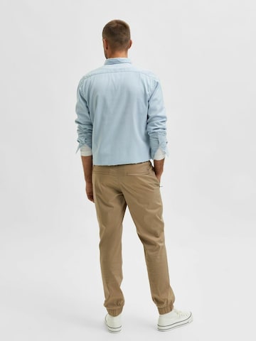 SELECTED HOMME Tapered Trousers in Brown