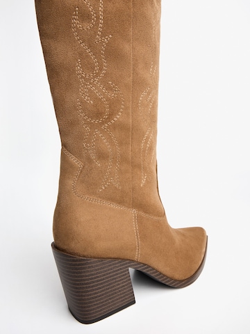 Cizme de cowboy de la Bershka pe bej