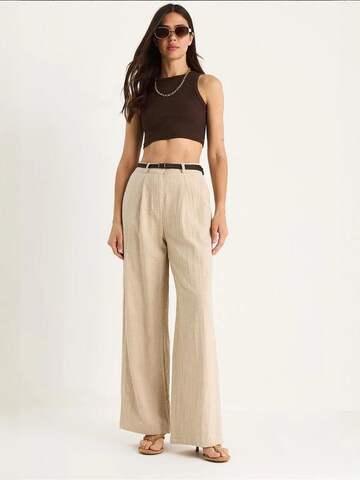 Bianco Lucci Pleat-Front Pants in Beige: front