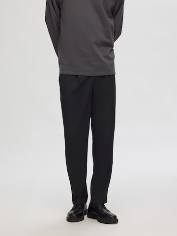 SELECTED - regular Pantalón de pinzas 'SLHLEROY' en negro: frente