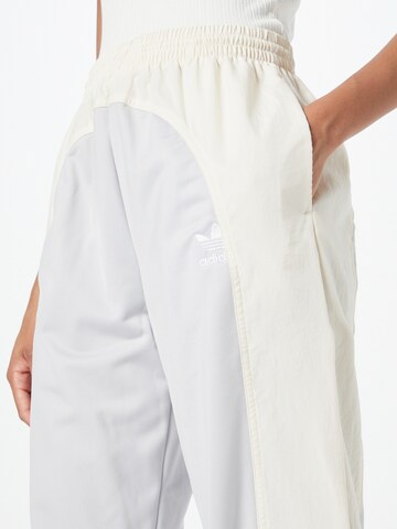 Effilé Pantalon ADIDAS ORIGINALS en blanc