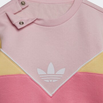 ADIDAS ORIGINALS - Fato de jogging 'Adicolor Crew' em rosa