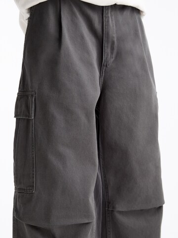 Pull&Bear Regular Cargo trousers in Grey