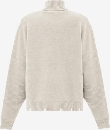 Pullover di faina in bianco