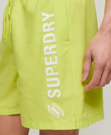 Shorts de bain Superdry en jaune
