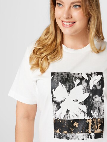Calvin Klein Curve - Camiseta 'INCLUSIVE' en blanco