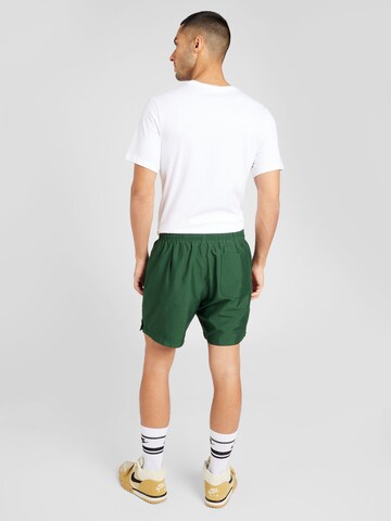 Regular Pantaloni de la Nike Sportswear pe verde