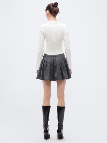 Bluză de la Gina Tricot pe alb