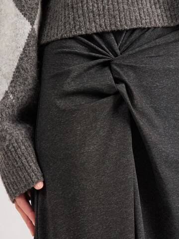 Gonna 'Nina' di ABOUT YOU in grigio