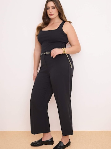 évasé Pantalon à plis Trendyol Curve en noir