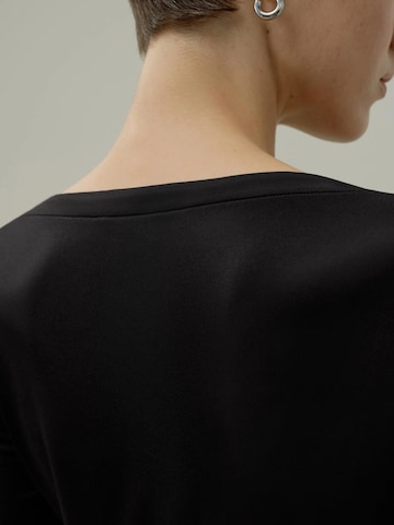 Lilysilk Shirt 'Seide Breeze Jersey V-Ausschnitt Basic T-Shirt' in Zwart