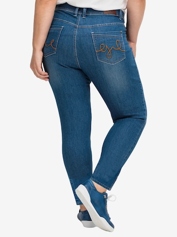 SHEEGO Slimfit Jeans i blå