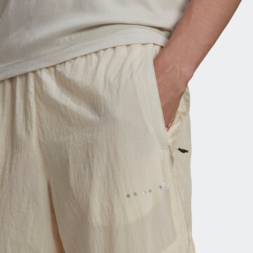 Tapered Pantaloni 'Reveal Material Mix' di ADIDAS ORIGINALS in bianco