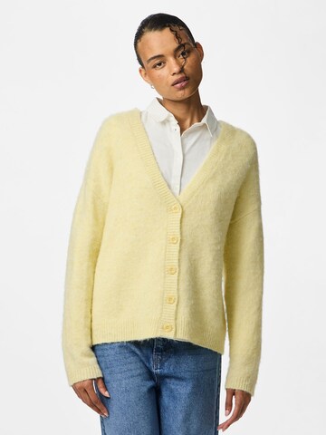 Cardigan 'PCPam' PIECES en jaune : devant