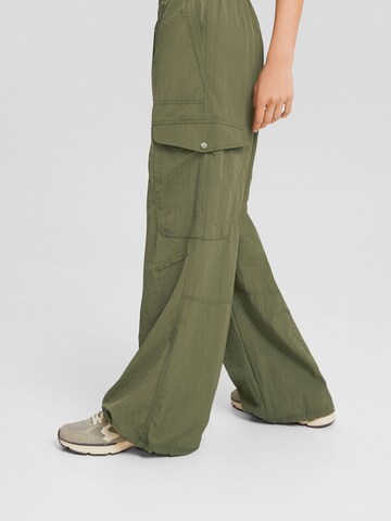 Bershka Loose fit Trousers in Green