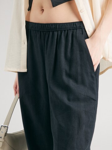 Abercrombie & Fitch Loosefit Nadrág - fekete