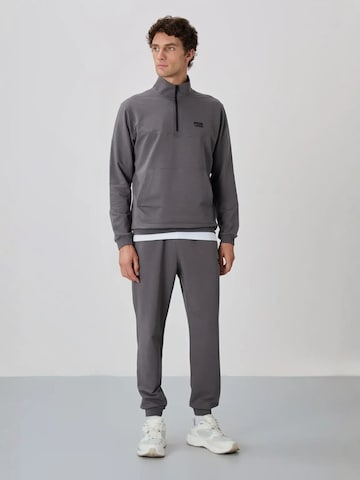 Survêtements Tommy Life en gris : devant