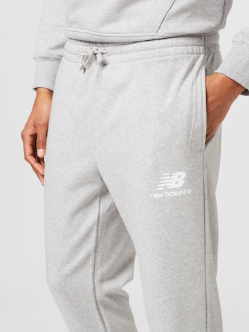 Effilé Pantalon 'Essentials' new balance en gris