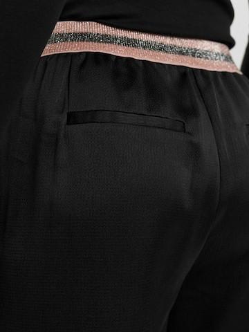 Regular Pantalon 'ESME' NÜMPH en noir